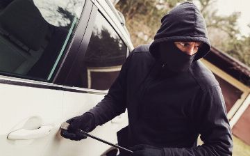 Владельцы автомобилей в шоке от нового нестандартного способа угнать машину – будьте осторожны