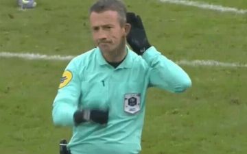 Футбольный судья поиздевался над болельщиками во время матча