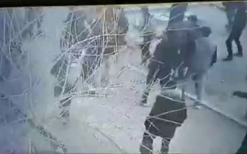 В Карши школьники перелезли через ворота и устроили массовую драку — видео