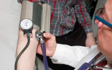 Врачи-пенсионеры смогут открыть семейную больницу у себя дома