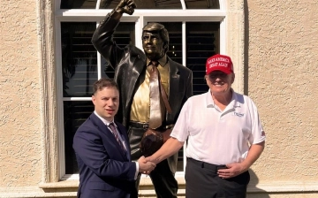 Дональд Трамп поставил памятник самому себе в своем гольф-клубе