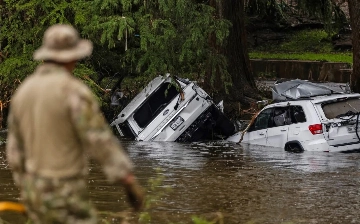 Число жертв наводнения в Техасе превысило 100