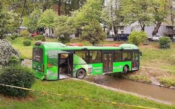 Из зависшего над рекой после ДТП автобуса хотят сделать мост