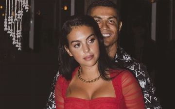 Невеста Криштиану Роналду подарила ему Rolls Royce – видео