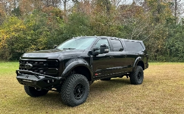 В сети показали эксклюзивный четырехрядный девятиместный внедорожник на базе Ford F-250