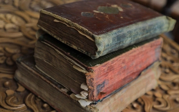 В Намангане обнаружили редкие книги, монеты и мечи