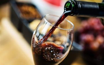 Назван облегчающий течение COVID-19 алкогольный напиток