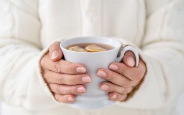 Специалист назвал холодные руки признаком серьезных заболеваний