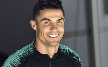 Роналду подписал футболку фанату, который просто стоял у дороги