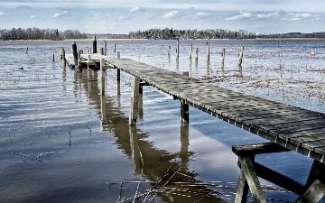 Не умевший плавать мужчина прыгнул в воду ради спасения своей подруги и утонул