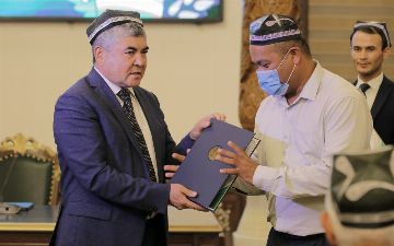 Хоким Сырдарьинской области подарил тюбетейки журналистам