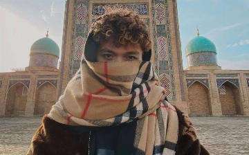 Рахим Абрамов проехался на крутых авто с поднятым флагом Узбекистана — видео