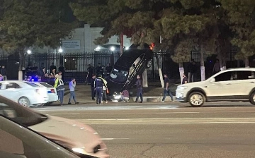 Malibu «повис» на дереве после аварии в центре Ташкента (видео) 