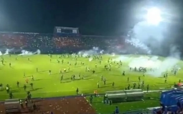 В Индонезии фанаты футбола затоптали насмерть 127 человек — видео