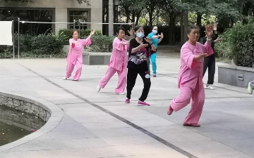 «Возраст — это просто цифра»: 71-летняя Сун Минхуэй заняла призовое место на фитнес-турнире