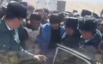 Хамдама Собирова окружила толпа из сотни поклонников