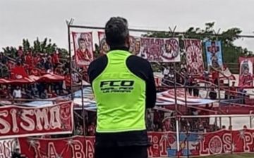 Болельщик выстрелил в тренера аргентинской команды прямо во время матча - видео 