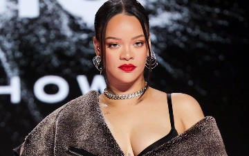 Рианна похвасталась бриллиантовым кольцом на пальце ног