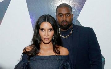 Канье Уэст на коленях просит прощения у Ким Кардашьян