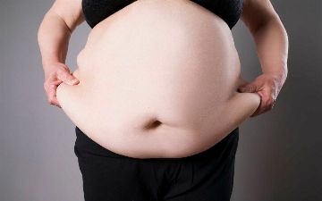 Женщина перестала помещаться в кресле самолета и сбросила 110 килограммов