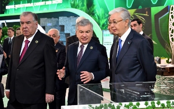 Шавкат Мирзиёев посетил выставку Регионального экологического саммита в Астане