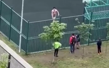 В Подмосковье пьяный узбекистанец напугал детей, раздевшись до трусов (видео)