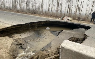 В Фергане водитель Nexia пострадал из-за обвалившейся дороги (фото)