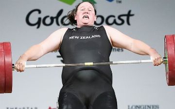 Трансгендерную штангистку признали атлеткой года на родине после провала на Олимпиаде