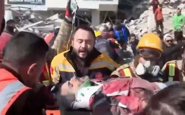 Трех человек спасли спустя 296 часов после землетрясения в Турции (видео)