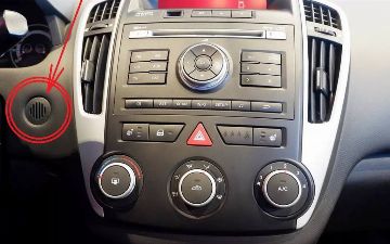 Что прячется за маленькой решеткой на приборной панели?