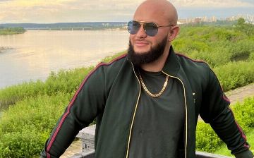 Джиган избил сам себя на концерте - видео