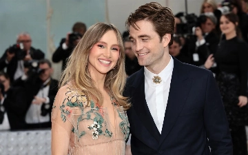 Девушку Роберта Паттинсона заметили с округлившимся животом