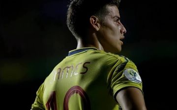 Героический поступок: Родригес спас жизнь футболисту во время матча — видео