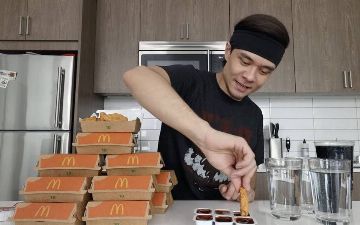 Американский блогер съел 120 наггетсов, узнайте сколько минут ему понадобилось