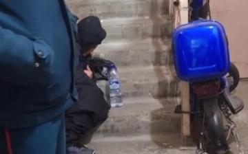 «Она все равно умрет, никто ее не примет». В Ташкенте сотрудники скорой оставили женщину в подъезде