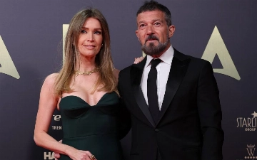 Антонио Бандерас вышел в свет с избранницей, которая младше его на 20 лет