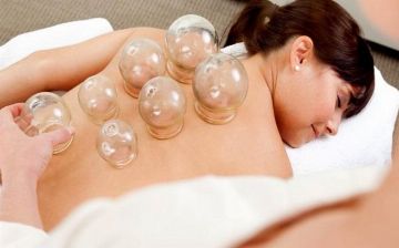 Мануальный терапевт из Ташкента рассказал, зачем ставить банки и от чего это помогает