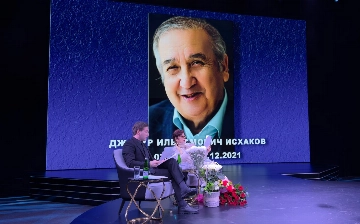 В Ташкенте презентовали книгу «Как подскажет сердце», написанную режиссером Джасуром Исхаковым