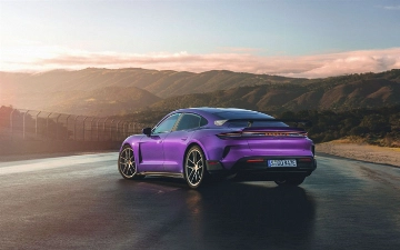 В сети показали, как новый Porsche Taycan Turbo GT разгоняется до 306 км/ч