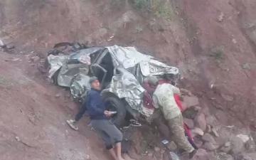 В Сурхандарье автомобиль вылетел в кювет с обрыва, погибли два человека (видео)