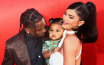 Трэвис Скотт исполнил прихоть своей дочери и купил ей целый автобус - фото