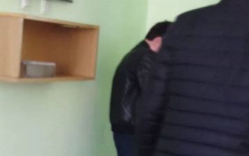 В одной из каршинских школ сын сотрудника прокуратуры справил нужду в кабинете и поплатился