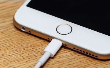 Apple позволила заряжать два гаджета одновременно — посмотрите, как выглядит новый адаптер