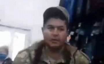 Глава Алмалыкского военкомата поднял руку на женщину прилюдно - видео