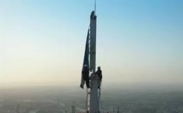 В Ташкенте заменили флаг после удара молнии - видео