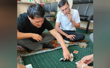В Фергане уволены чиновники, игравшие в карты на деньги на рабочем месте