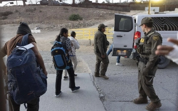 Власти США хотят штрафовать иностранцев, которым предписано покинуть страну