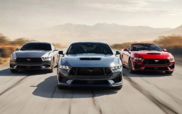 Посмотрите на двойные планшетные экраны нового Ford Mustang в базовой комплектации