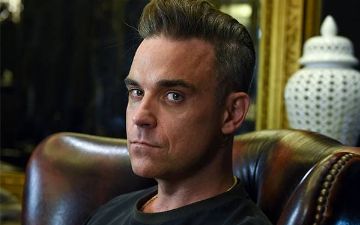 Жена Робби Уильямса побрила его налысо — видео