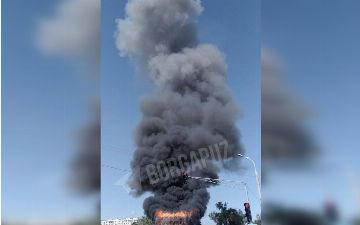 В Юнусабадском районе загорелся рекламный монитор 